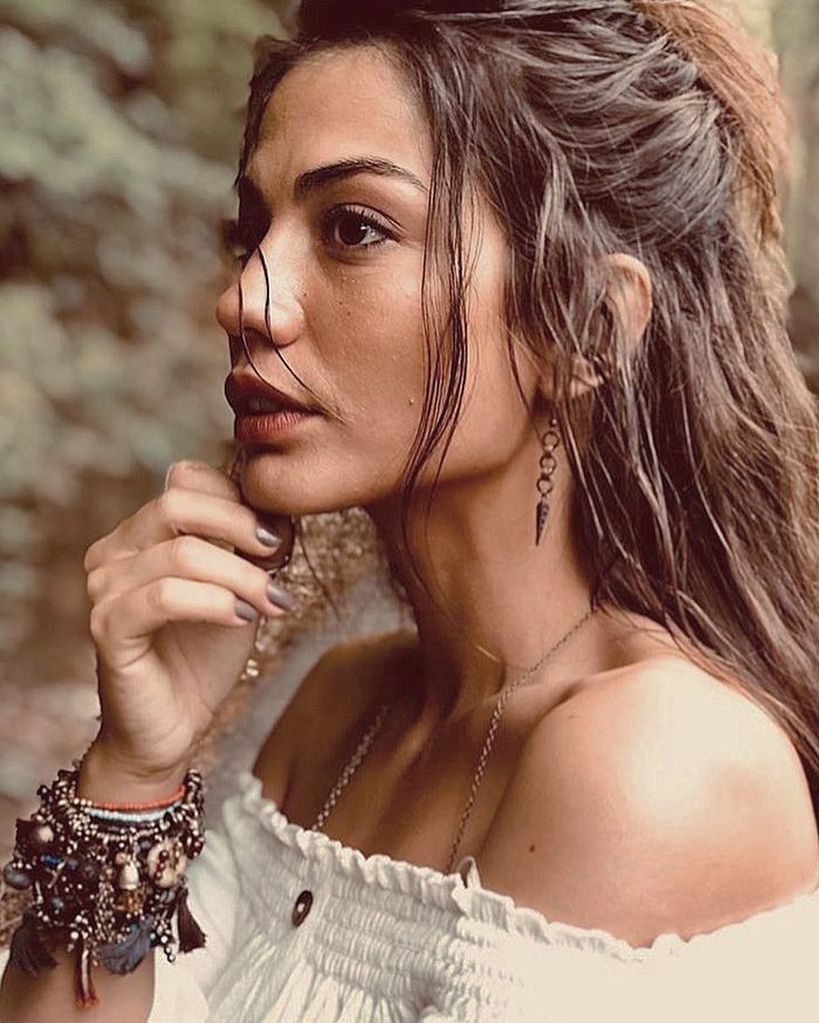 Demet Özdemir Biography: Age, Partner, TV Shows